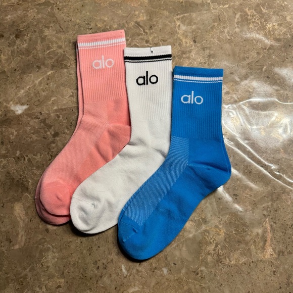 New Women’s Alo Socks
New with tags in its packaging 
3 pairs 
Fits sizes 6-11 - Picture 4 of 4